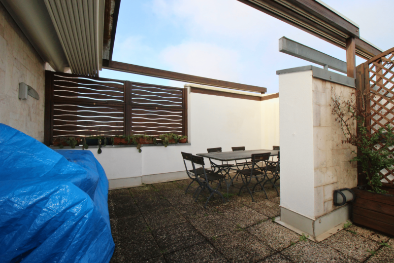 Proponiamo in vendita un elegante attico situato in Viale Verona, in una posizione strategica che...