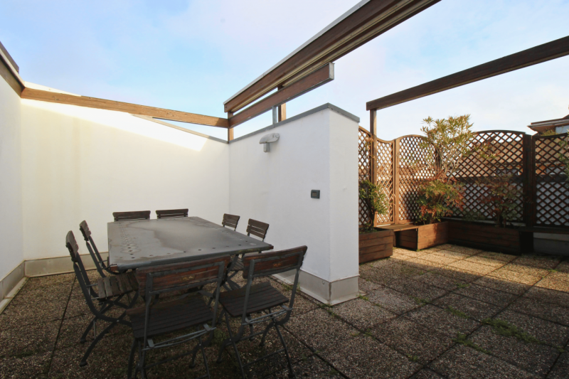 Proponiamo in vendita un elegante attico situato in Viale Verona, in una posizione strategica che...