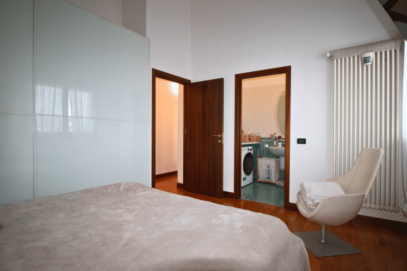 Proponiamo in vendita un elegante attico situato in Viale Verona, in una posizione strategica che...