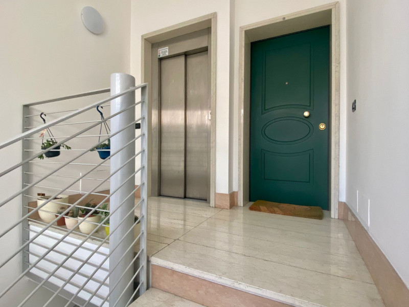 Proponiamo in vendita un elegante attico situato in Viale Verona, in una posizione strategica che...