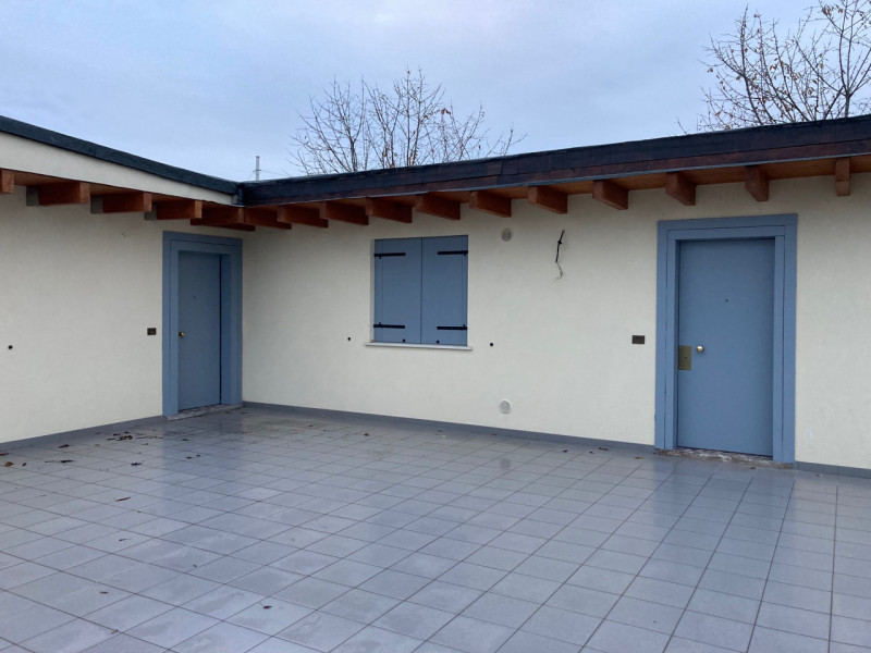 Piove di Sacco vendesi uffici totalmente indipendenti di circa 210 mq dotati di grande area priva...