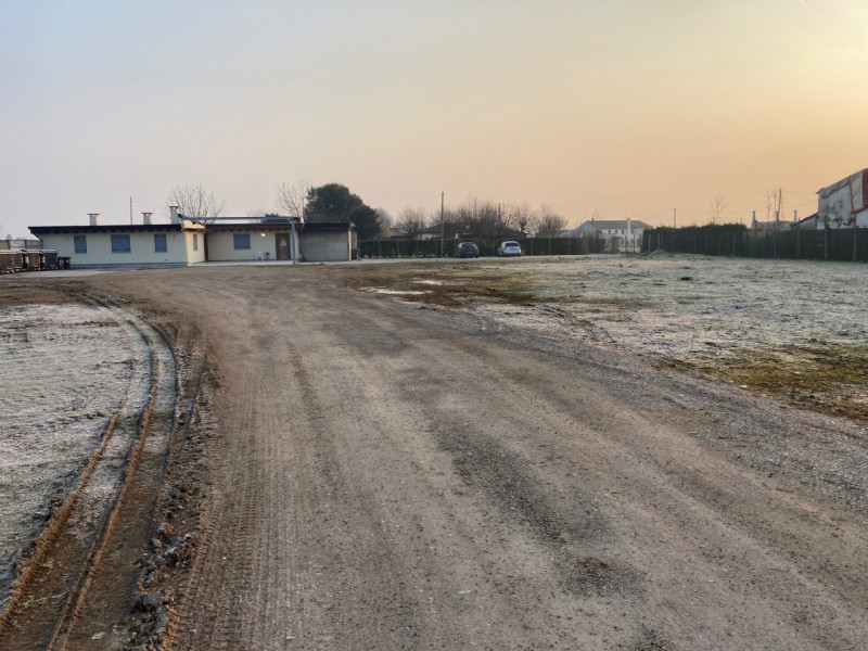 Piove di Sacco vendesi area edificabile per capannone artigianale/industriale già dotata di uffic...