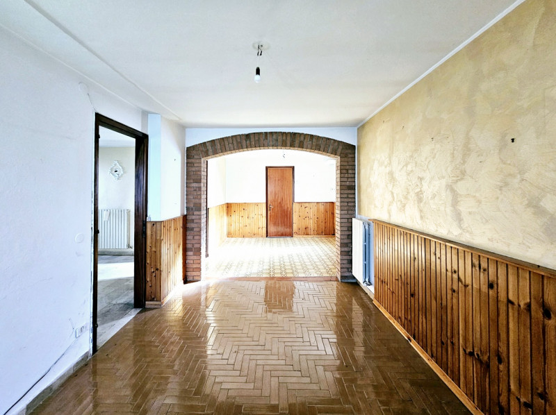 A Este, nella zona residenziale di Meggiaro Alto, proponiamo spaziosa casa singola con ottimi spa...