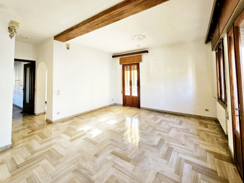 A Este, nella zona residenziale di Meggiaro Alto, proponiamo spaziosa casa singola con ottimi spa...