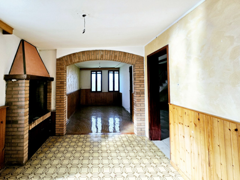 A Este, nella zona residenziale di Meggiaro Alto, proponiamo spaziosa casa singola con ottimi spa...