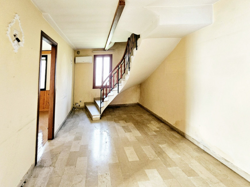 A Este, nella zona residenziale di Meggiaro Alto, proponiamo spaziosa casa singola con ottimi spa...