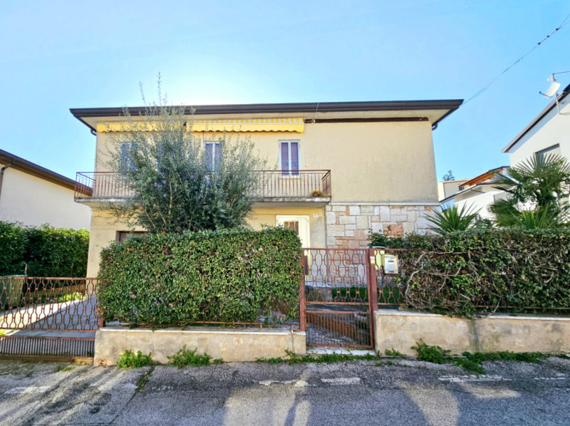 A Este, nella zona residenziale di Meggiaro Alto, proponiamo spaziosa casa singola con ottimi spa...