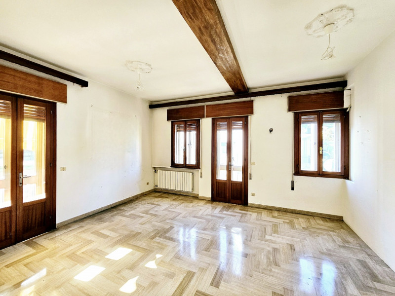 A Este, nella zona residenziale di Meggiaro Alto, proponiamo spaziosa casa singola con ottimi spa...