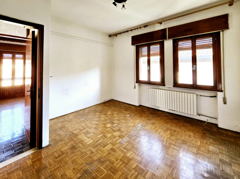 A Este, nella zona residenziale di Meggiaro Alto, proponiamo spaziosa casa singola con ottimi spa...