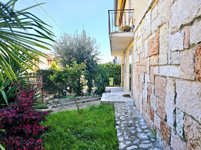 A Este, nella zona residenziale di Meggiaro Alto, proponiamo spaziosa casa singola con ottimi spa...