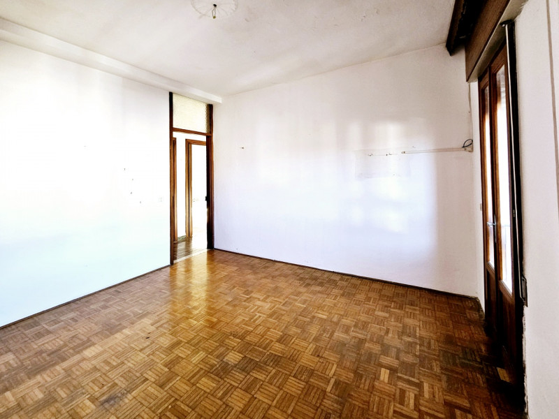 A Este, nella zona residenziale di Meggiaro Alto, proponiamo spaziosa casa singola con ottimi spa...