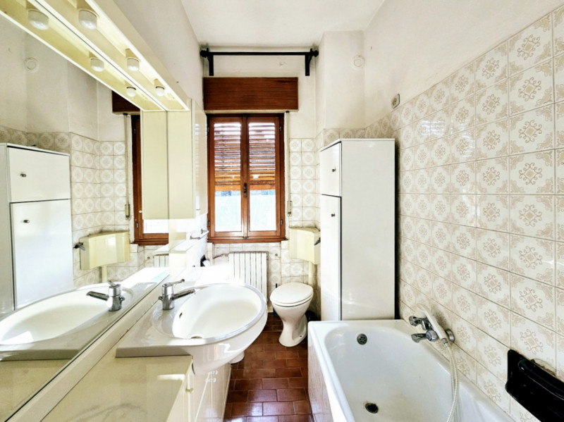 A Este, nella zona residenziale di Meggiaro Alto, proponiamo spaziosa casa singola con ottimi spa...