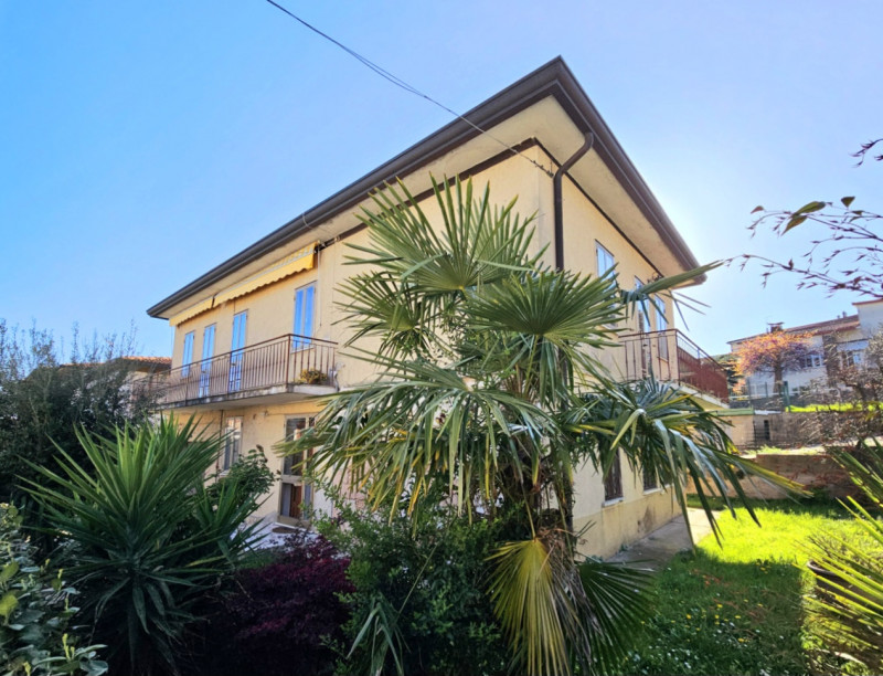 A Este, nella zona residenziale di Meggiaro Alto, proponiamo spaziosa casa singola con ottimi spa...