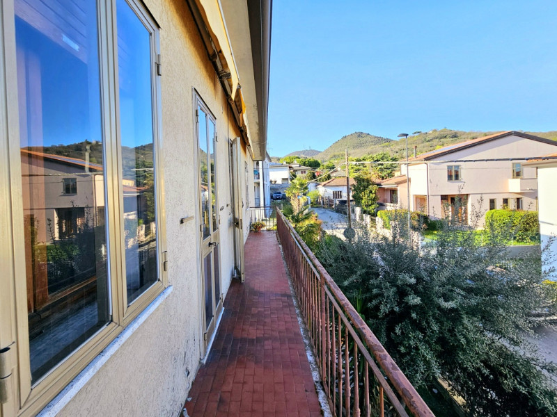 A Este, nella zona residenziale di Meggiaro Alto, proponiamo spaziosa casa singola con ottimi spa...