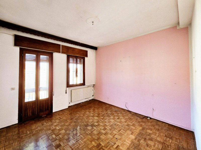 A Este, nella zona residenziale di Meggiaro Alto, proponiamo spaziosa casa singola con ottimi spa...