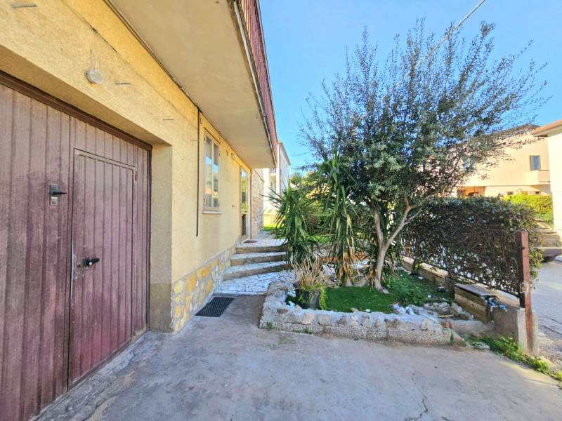 A Este, nella zona residenziale di Meggiaro Alto, proponiamo spaziosa casa singola con ottimi spa...