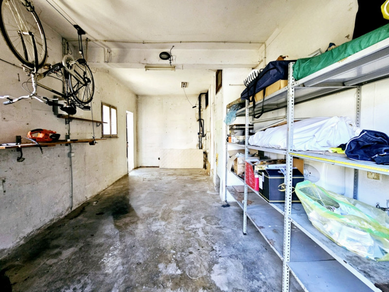 A Este, nella zona residenziale di Meggiaro Alto, proponiamo spaziosa casa singola con ottimi spa...