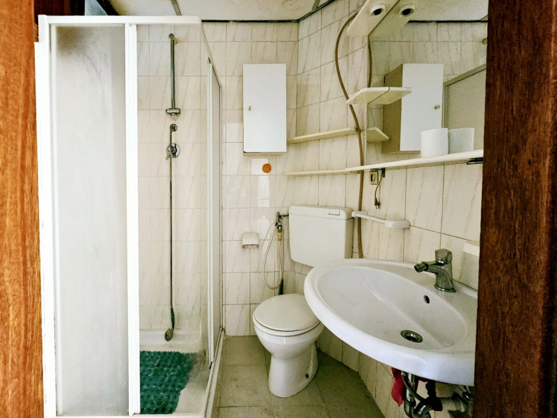 A Este, nella zona residenziale di Meggiaro Alto, proponiamo spaziosa casa singola con ottimi spa...