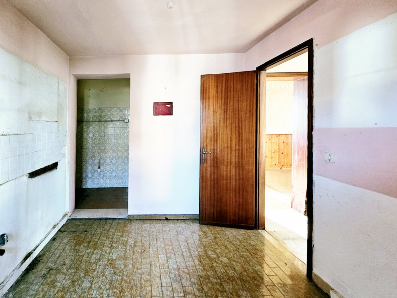 A Este, nella zona residenziale di Meggiaro Alto, proponiamo spaziosa casa singola con ottimi spa...