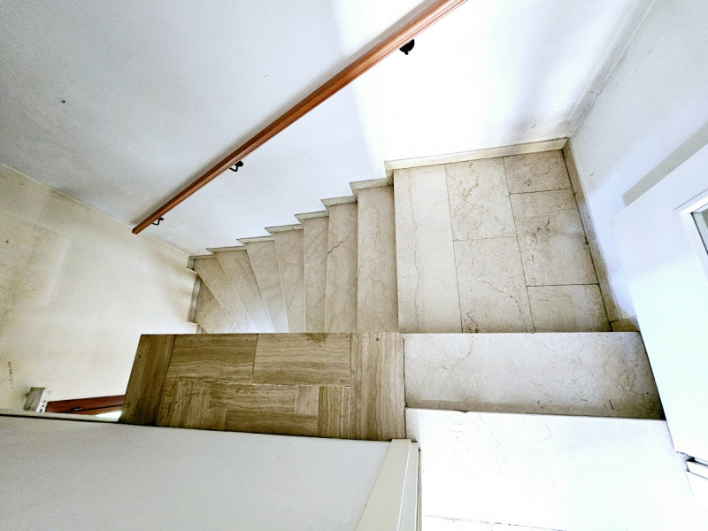 A Este, nella zona residenziale di Meggiaro Alto, proponiamo spaziosa casa singola con ottimi spa...