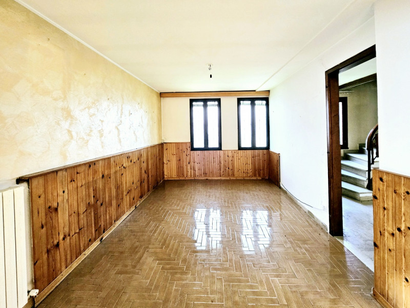 A Este, nella zona residenziale di Meggiaro Alto, proponiamo spaziosa casa singola con ottimi spa...