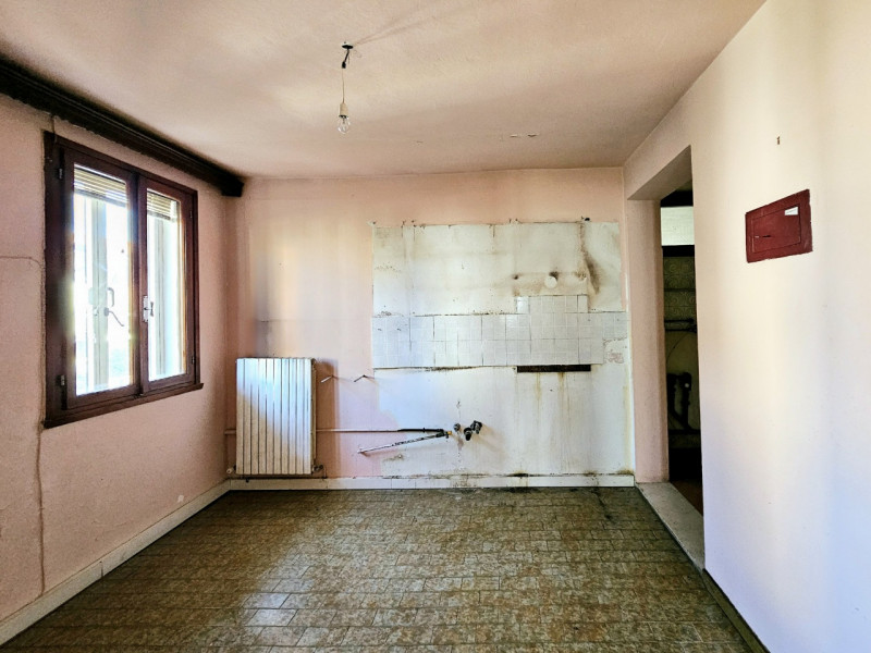 A Este, nella zona residenziale di Meggiaro Alto, proponiamo spaziosa casa singola con ottimi spa...