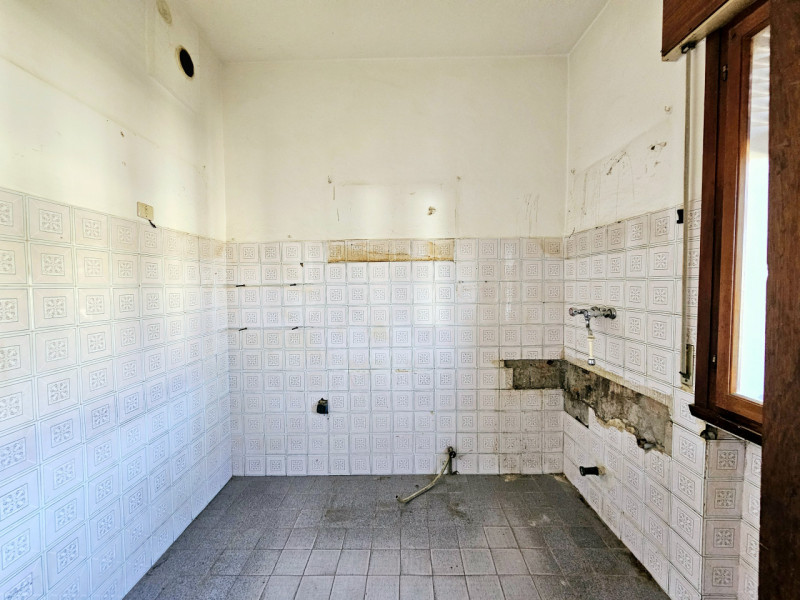 A Este, nella zona residenziale di Meggiaro Alto, proponiamo spaziosa casa singola con ottimi spa...