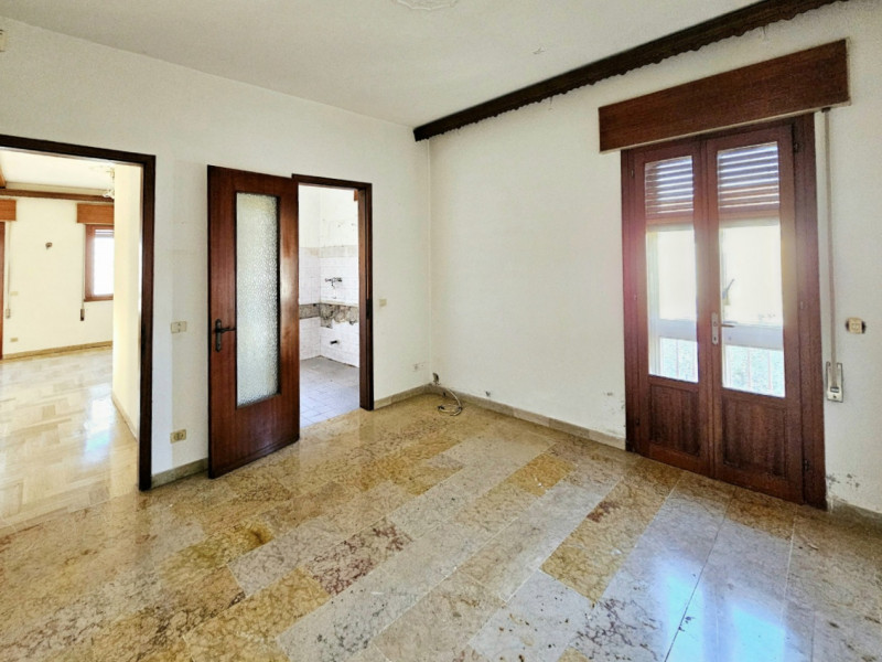 A Este, nella zona residenziale di Meggiaro Alto, proponiamo spaziosa casa singola con ottimi spa...