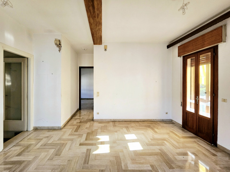 A Este, nella zona residenziale di Meggiaro Alto, proponiamo spaziosa casa singola con ottimi spa...