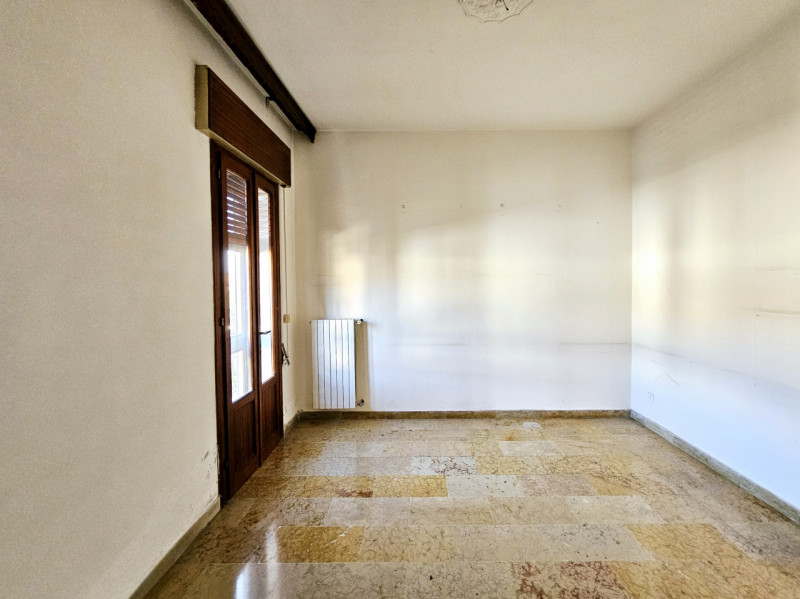 A Este, nella zona residenziale di Meggiaro Alto, proponiamo spaziosa casa singola con ottimi spa...