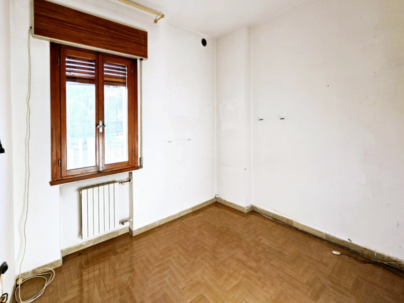 A Este, nella zona residenziale di Meggiaro Alto, proponiamo spaziosa casa singola con ottimi spa...