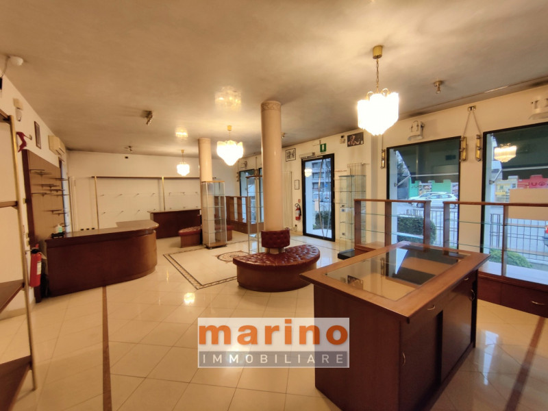 PADOVA PIAZZALE STANGA
Affittasi negozio con grande visibilità affacciato sulla rotatoria di Piaz...