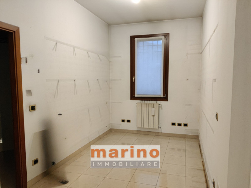 PADOVA PIAZZALE STANGA
Affittasi negozio con grande visibilità affacciato sulla rotatoria di Piaz...