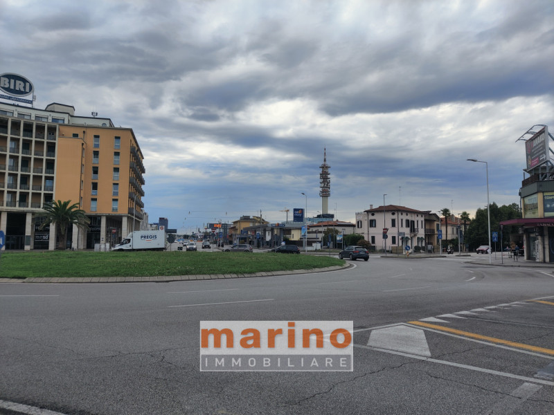 PADOVA PIAZZALE STANGA
Affittasi magazzino seminterrato finestrato in palazzina a destinazione co...