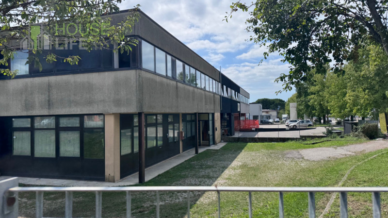 SCHIO - ZONA INDUSTRIALE: CAPANNONE COMMERCIALE DI TESTA CON AREA ESTERNA. Posto nella zona artig...