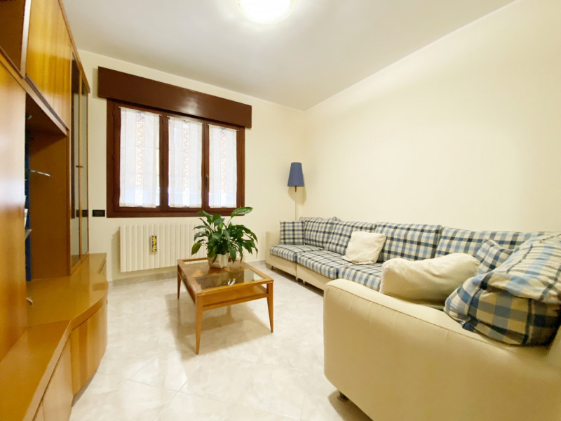 (Per INFO Mara 3481536890) A Meolo, in posizione centrale e comoda ai servizi, proponiamo apparta...