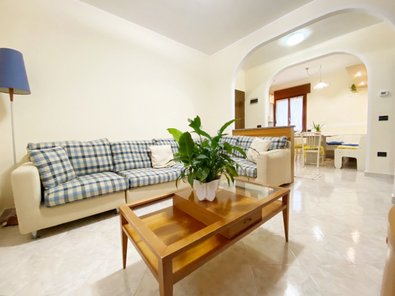 (Per INFO Mara 3481536890) A Meolo, in posizione centrale e comoda ai servizi, proponiamo apparta...