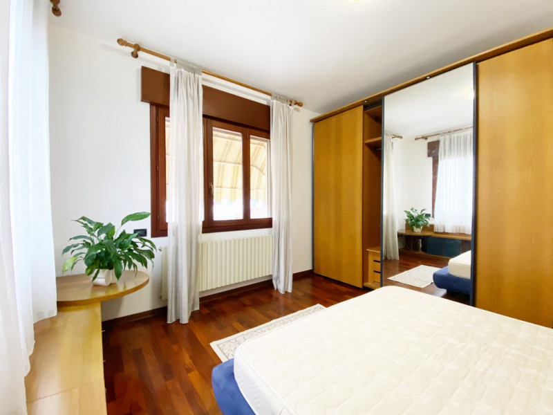 (Per INFO Mara 3481536890) A Meolo, in posizione centrale e comoda ai servizi, proponiamo apparta...