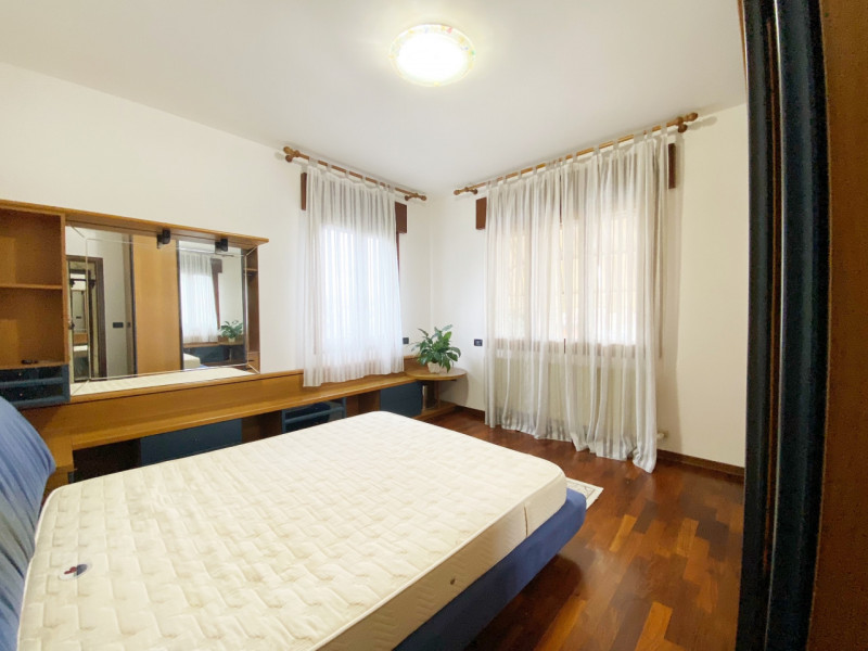 (Per INFO Mara 3481536890) A Meolo, in posizione centrale e comoda ai servizi, proponiamo apparta...