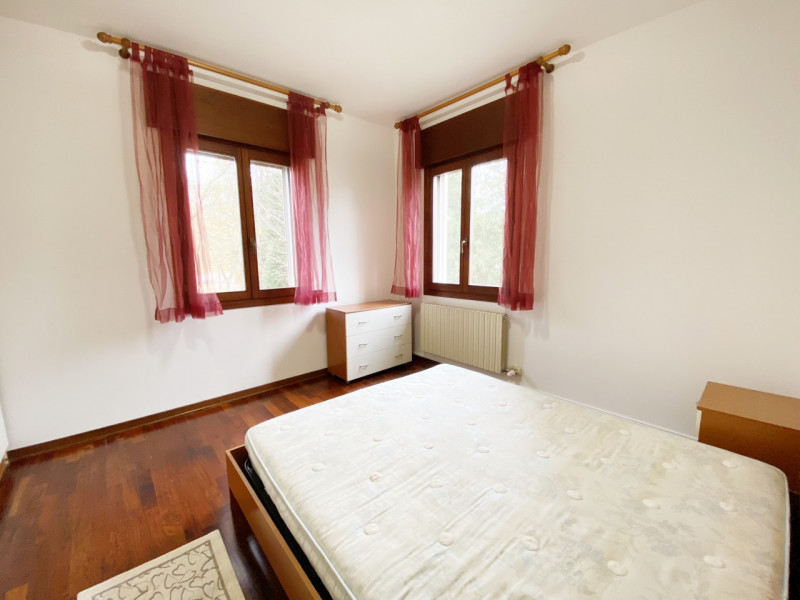 (Per INFO Mara 3481536890) A Meolo, in posizione centrale e comoda ai servizi, proponiamo apparta...