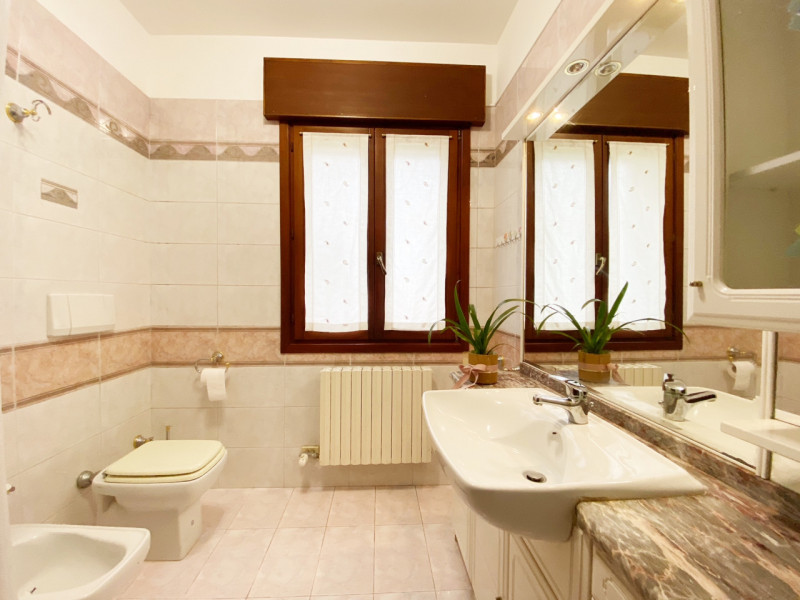 (Per INFO Mara 3481536890) A Meolo, in posizione centrale e comoda ai servizi, proponiamo apparta...