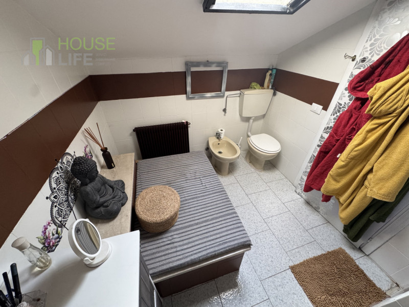 TORREBELVICINO: APPARTAMENTO TRILOCALE MANSARDATO posto al secondo piano composto da zona giorno ...