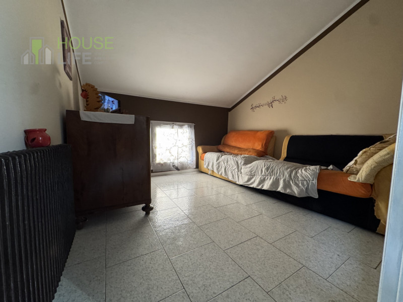 TORREBELVICINO: APPARTAMENTO TRILOCALE MANSARDATO posto al secondo piano composto da zona giorno ...