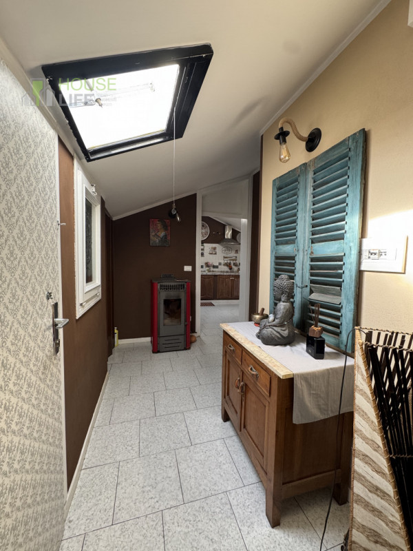 TORREBELVICINO: APPARTAMENTO TRILOCALE MANSARDATO posto al secondo piano composto da zona giorno ...