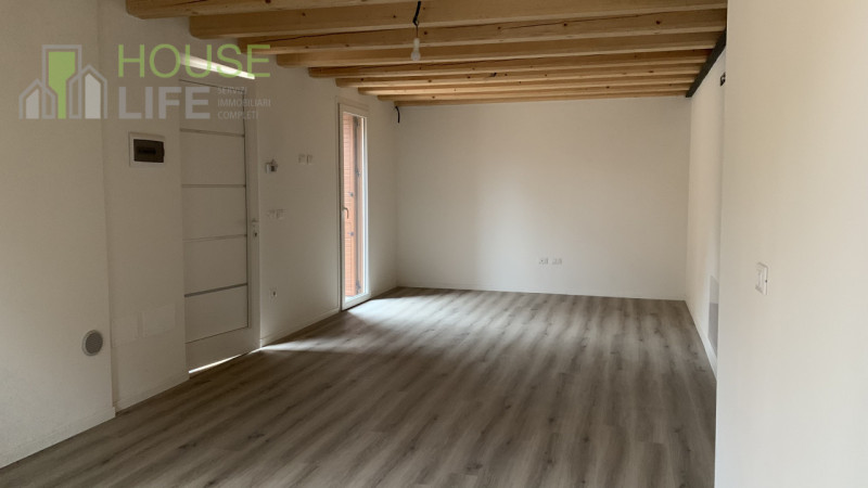 SCHIO-CENTRO: In contesto di sole tre unità di nuova ristrutturazione integrale, luminoso e spazi...