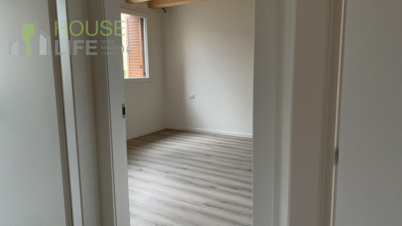 SCHIO-CENTRO: In contesto di sole tre unità di nuova ristrutturazione integrale, luminoso e spazi...