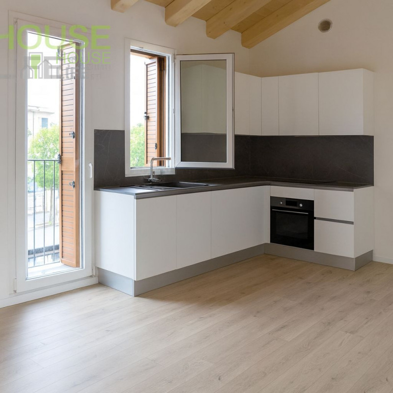 SCHIO - CENTRO: In contesto di tre unità di nuova ristrutturazione integrale, particolare MINI AP...