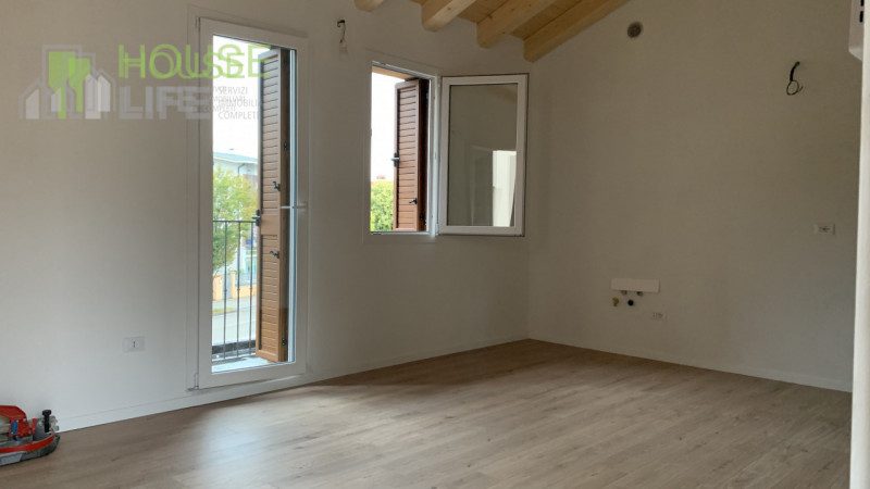 SCHIO - CENTRO: In contesto di tre unità di nuova ristrutturazione integrale, particolare MINI AP...