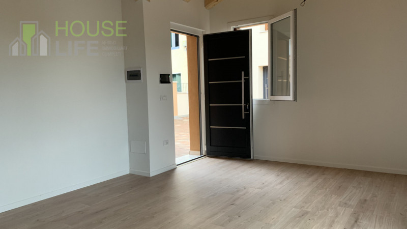 SCHIO - CENTRO: In contesto di tre unità di nuova ristrutturazione integrale, particolare MINI AP...