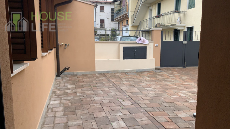 SCHIO - CENTRO: In contesto di tre unità di nuova ristrutturazione integrale, particolare MINI AP...